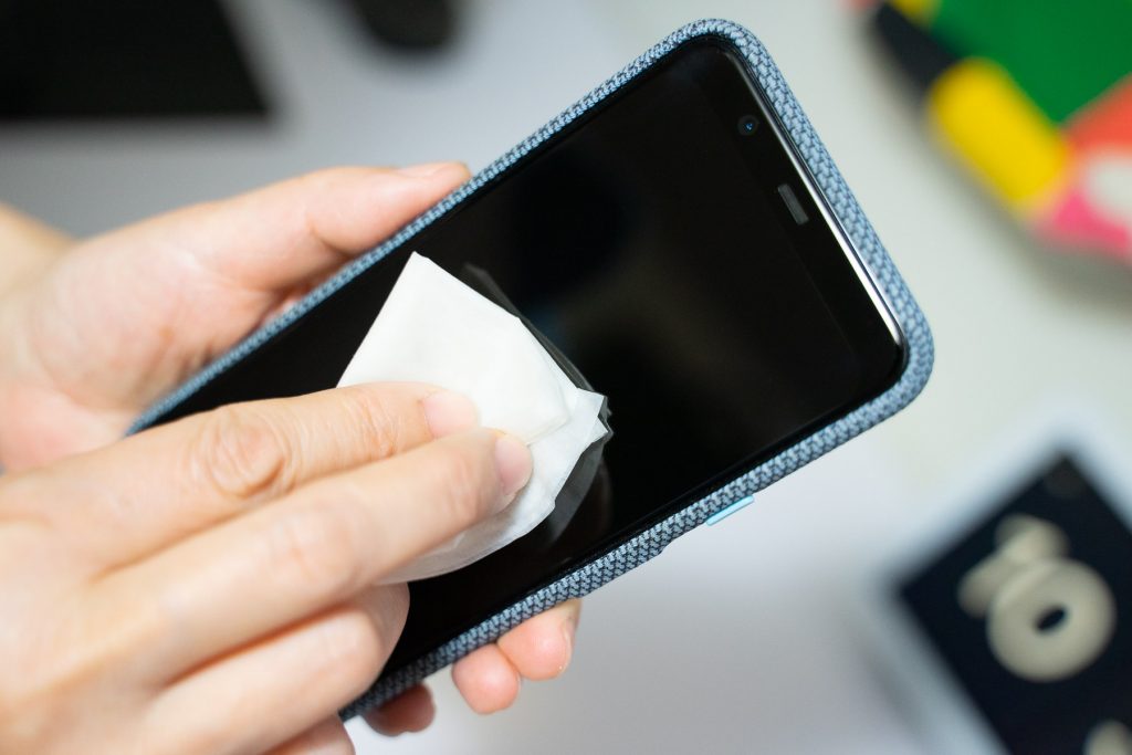 Panduan Bagi Germophobia Yang Ingin Membersihkan Ponselnya